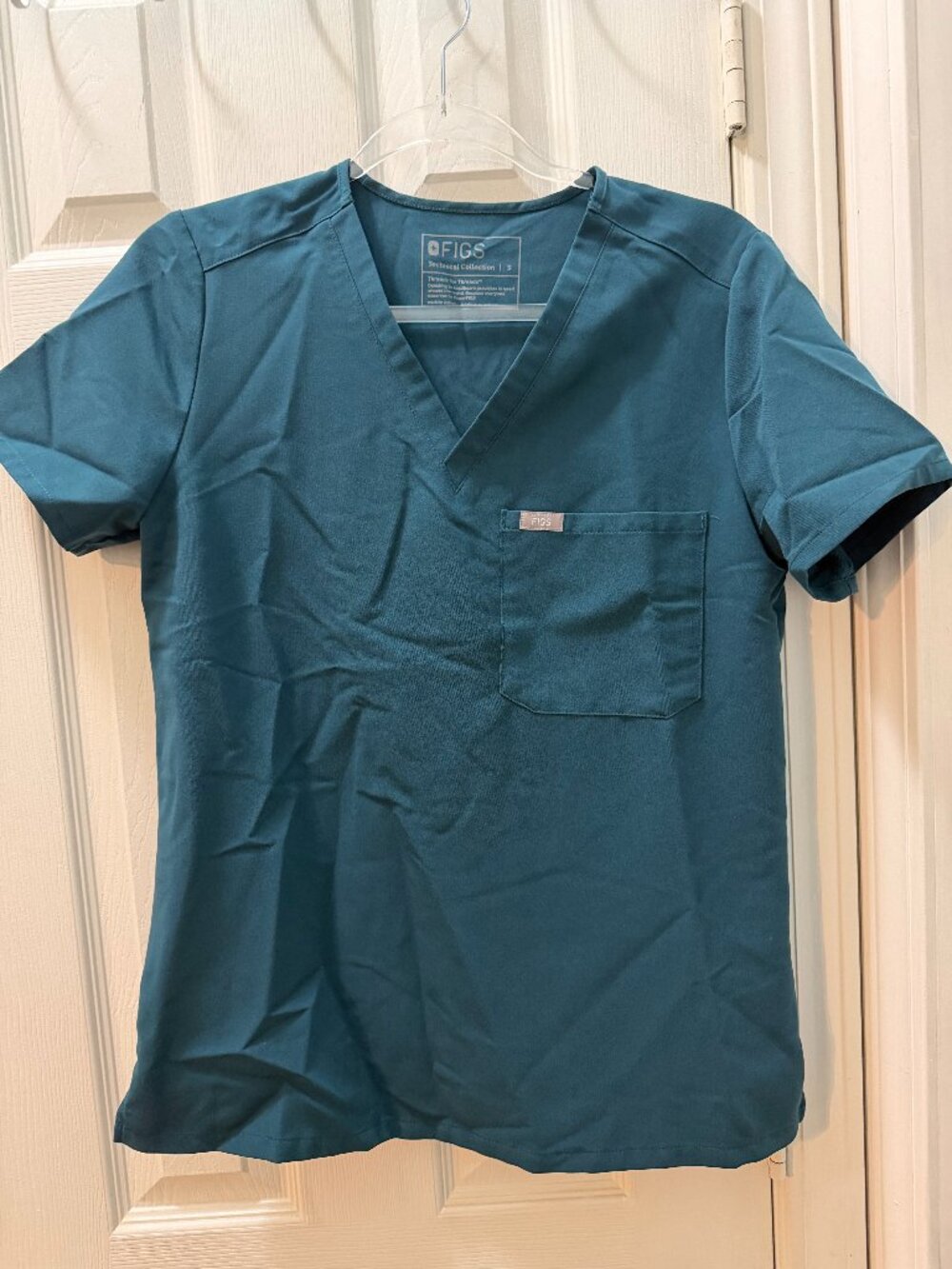 NEW FIGS Scrub Top Caribbean Blue Catarina - one pocket scrub top XS - Picture 2 of 3